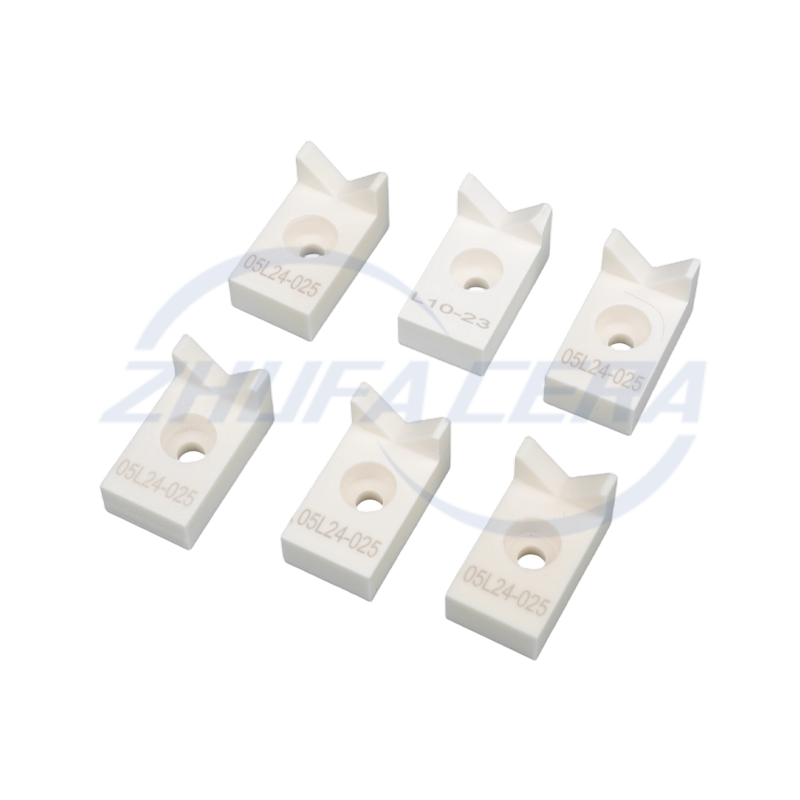 V-muotoinen alumiinioksidikeraaminen lohko